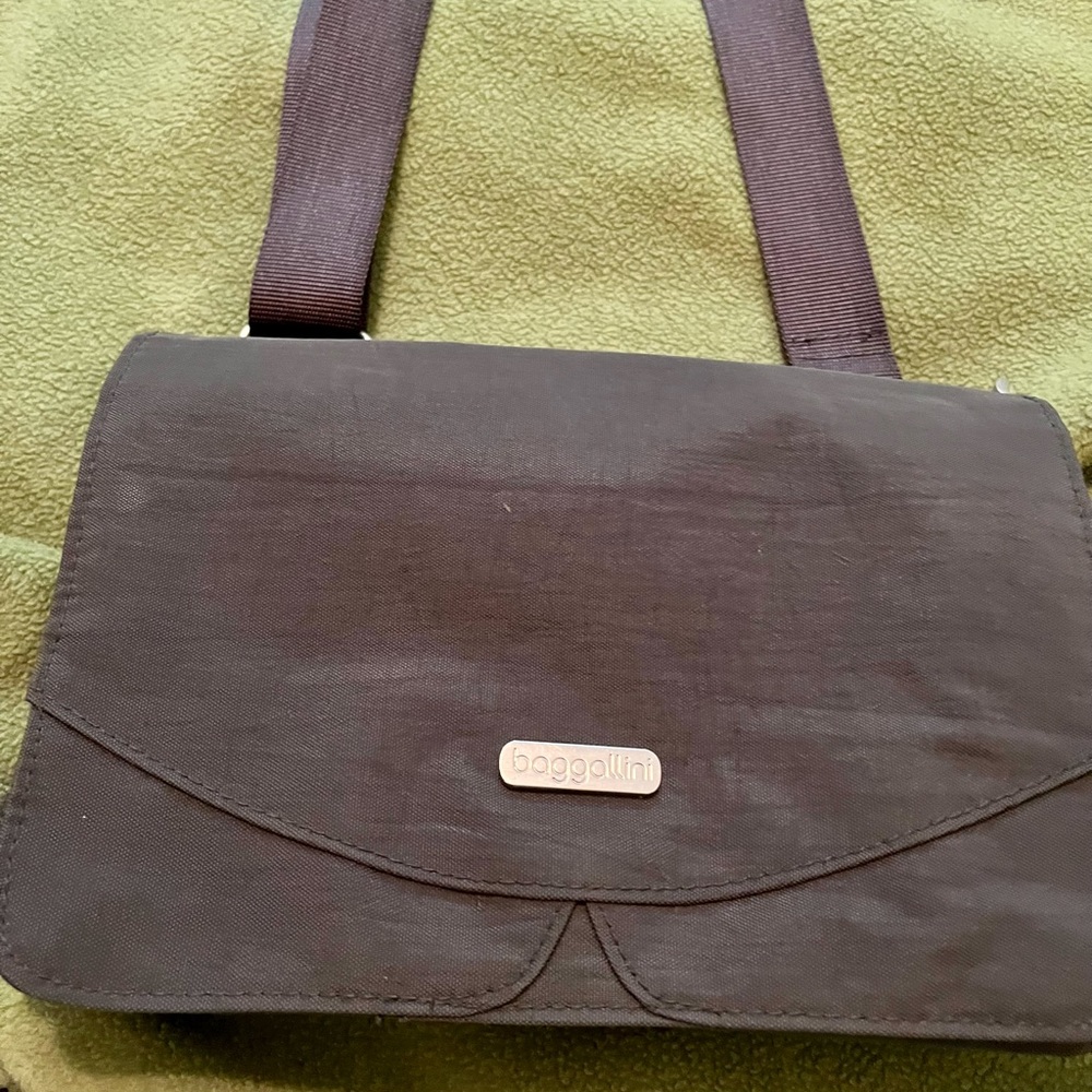 Baggallini cross body purse - gray
